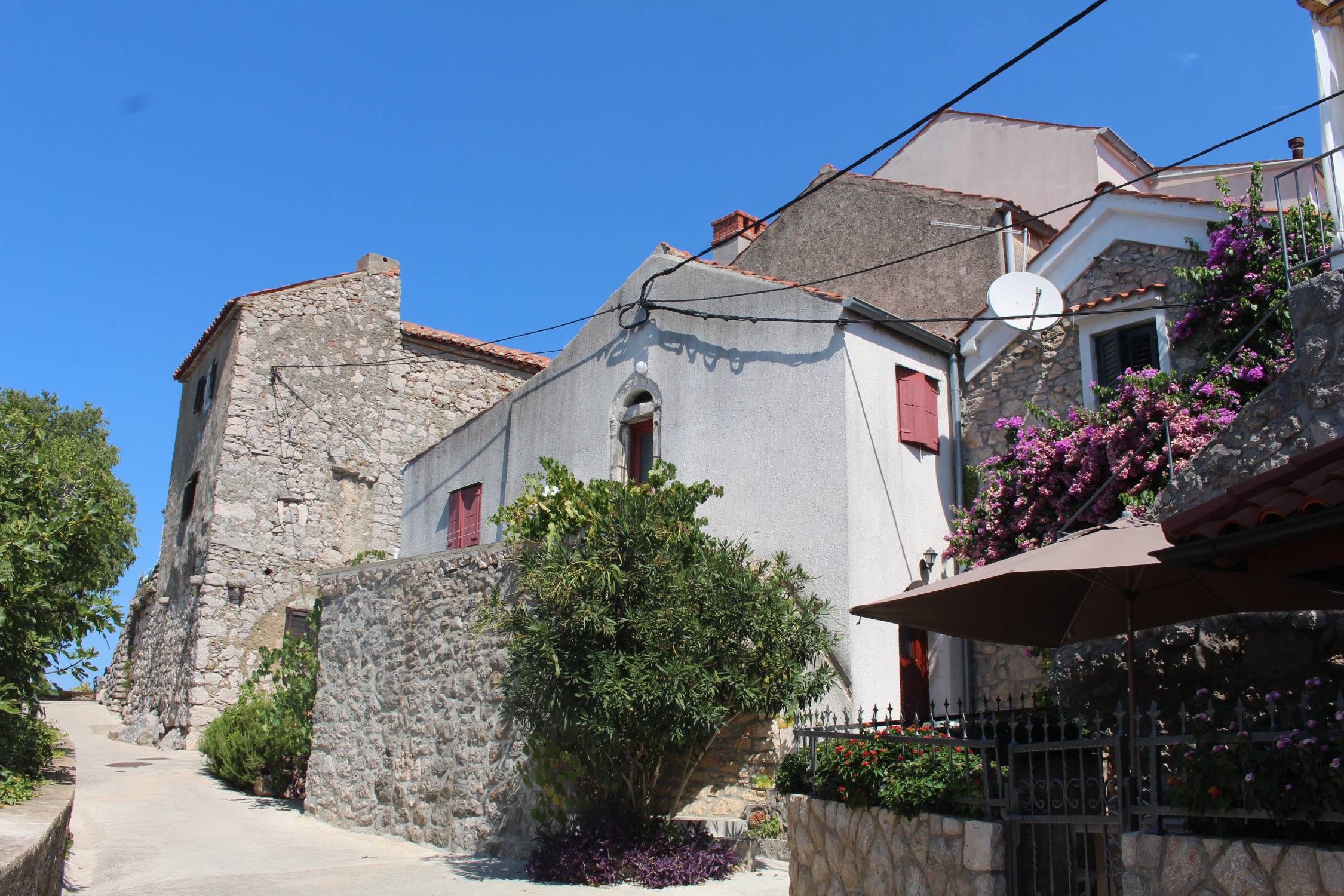 Ile de Krk, Omišalj, maisons en pierre