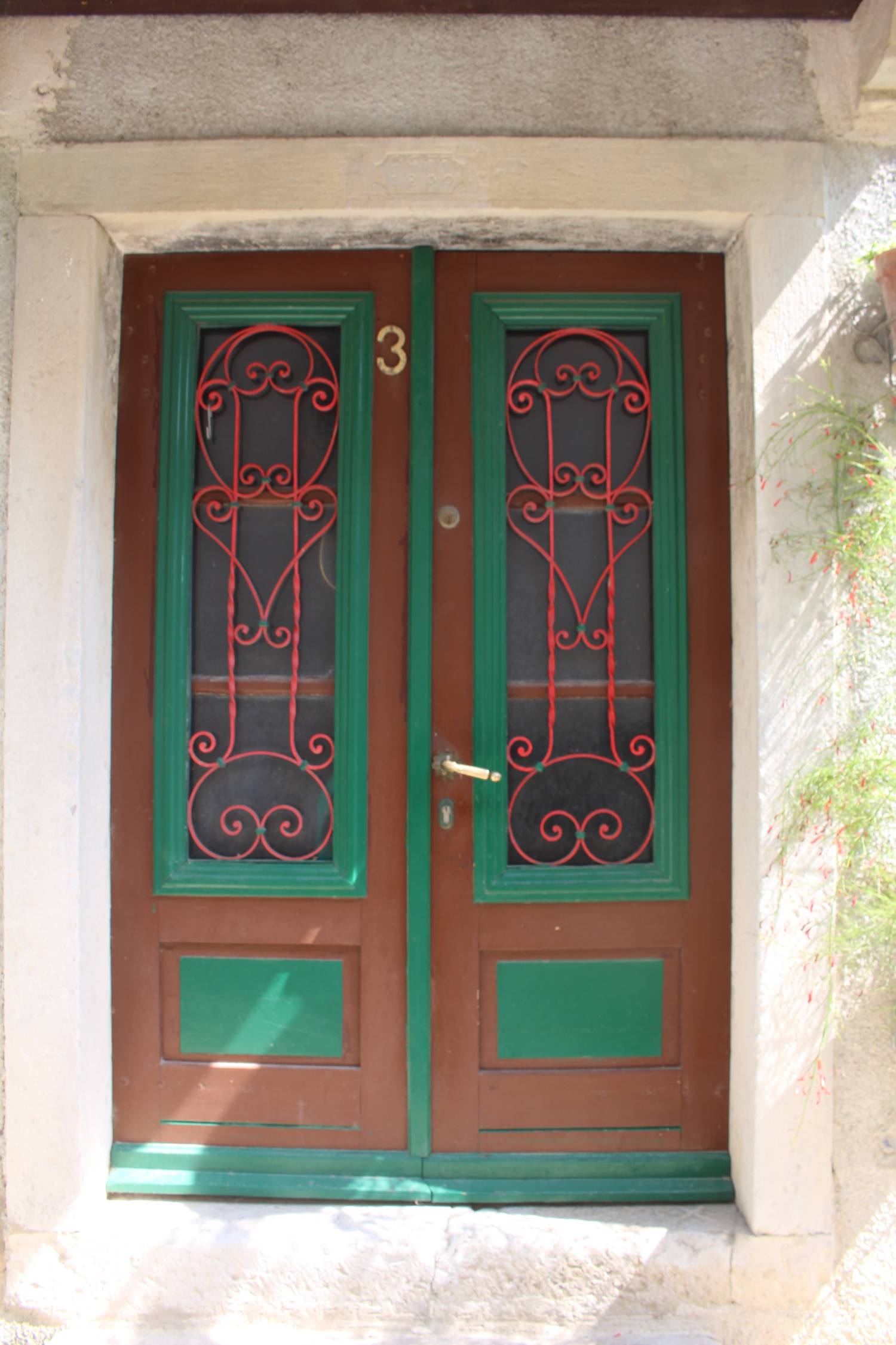 Hum, porte typique