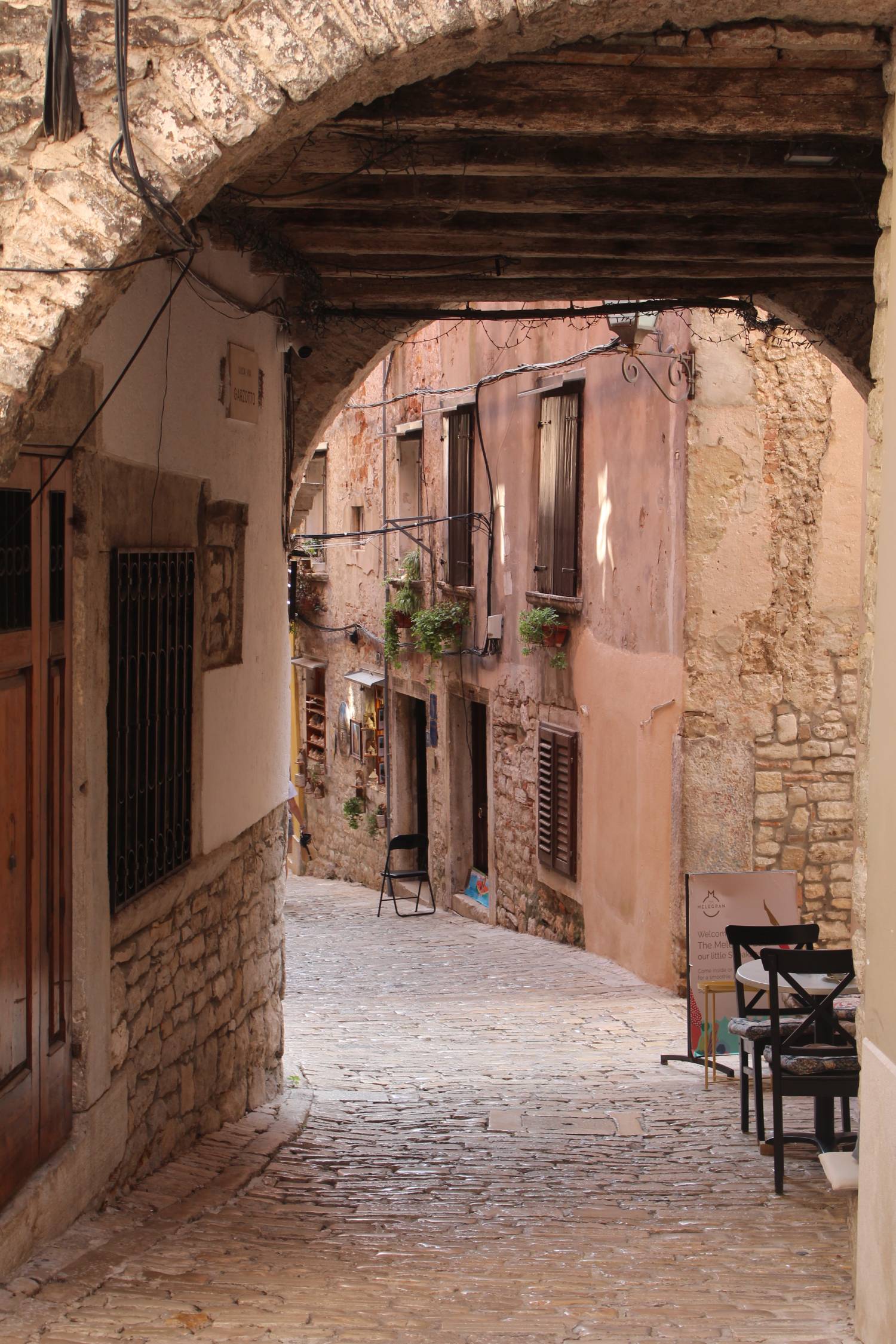 Rovinj, ruelle, porche
