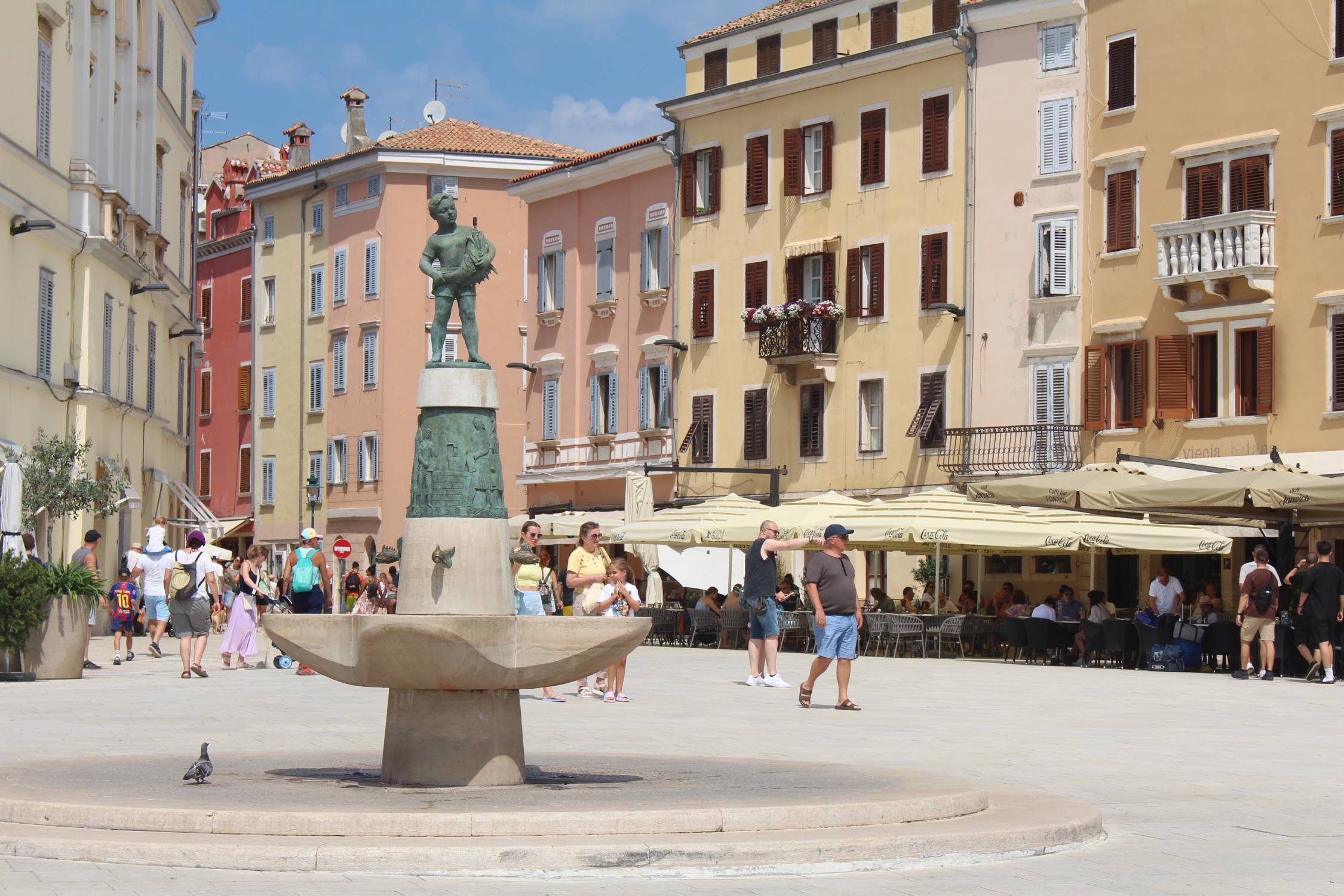 Rovinj, place maréchal Tito, statue