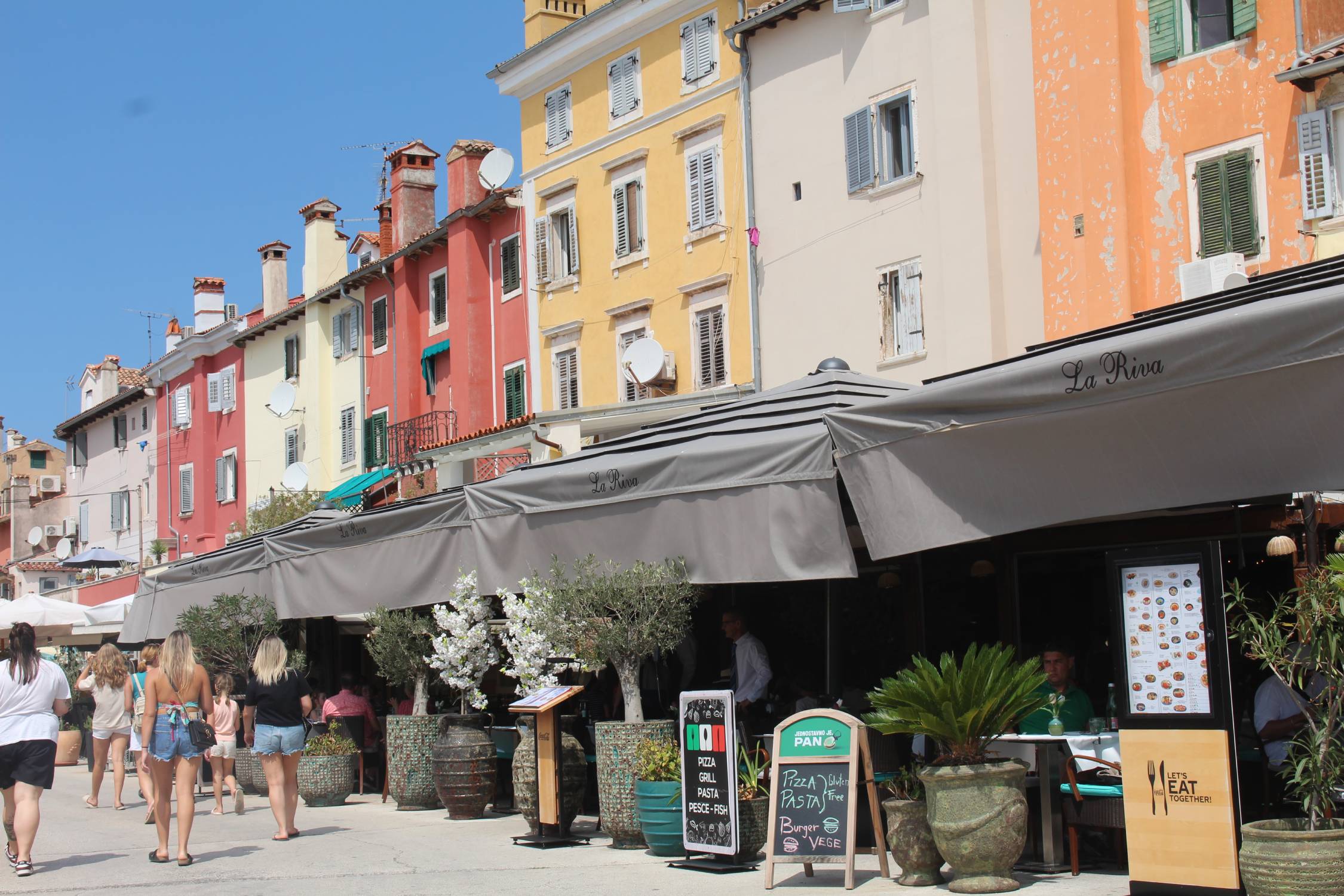 Rovinj, quai, façades colorées