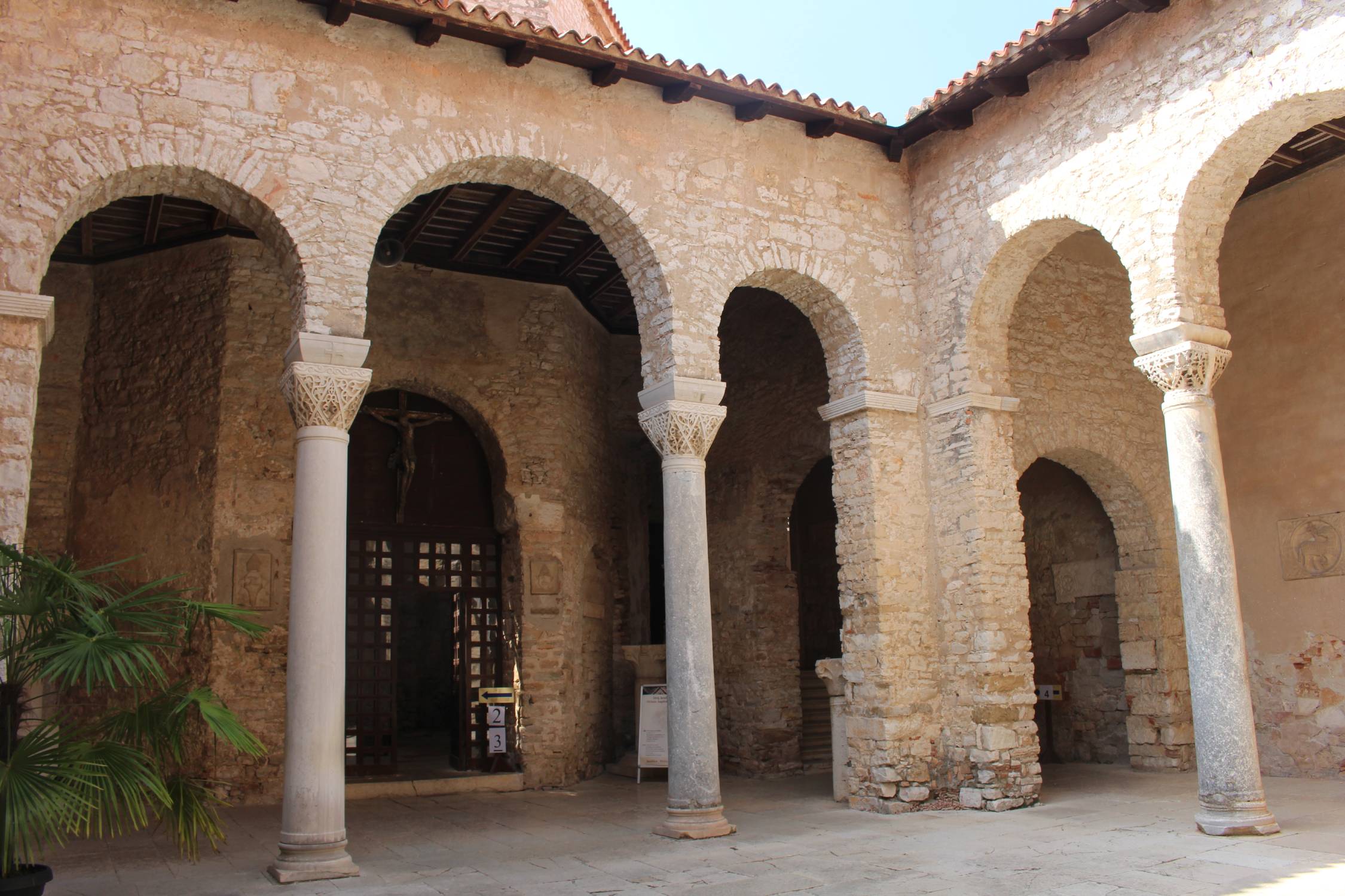 Pore?, basilique euphrasienne, atrium