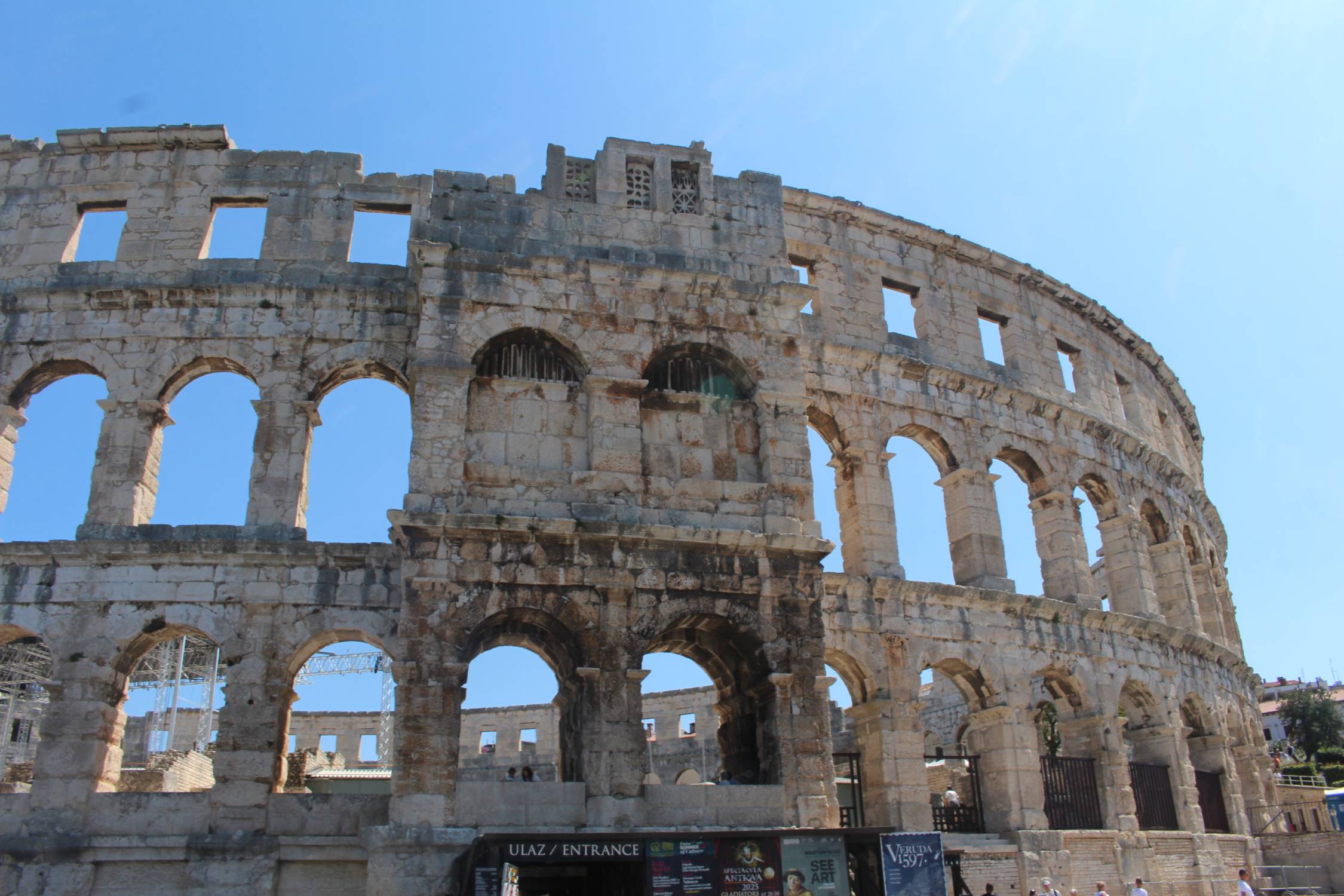 Pula, amphithéâtre, entrée