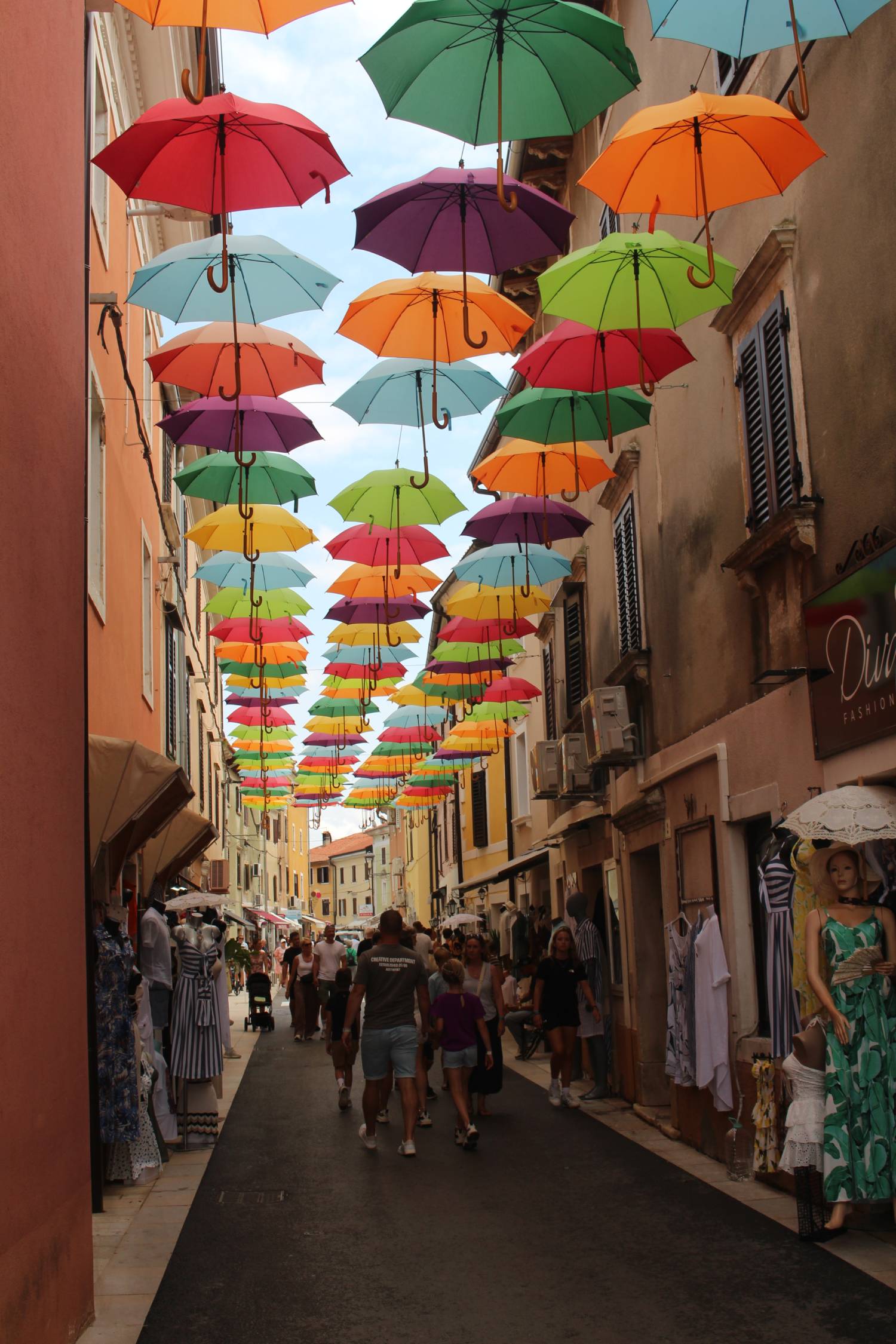 Novigrad, rue, parapluies