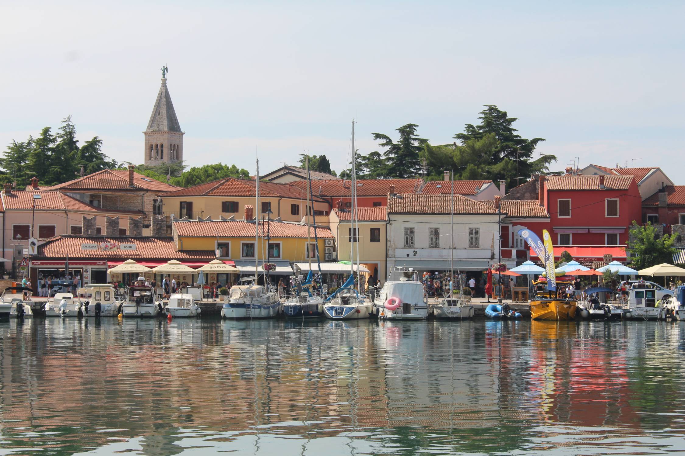 Novigrad, port, maisons colorées