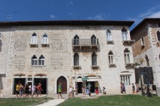 Fa&ccedil;ades de la rue Decumanus