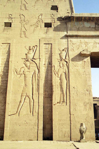Edfou, Horus, Grand Pylône