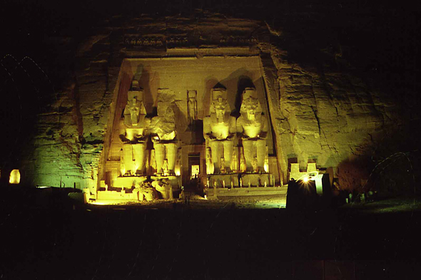Abou Simbel, temple de Ramsès II, nuit