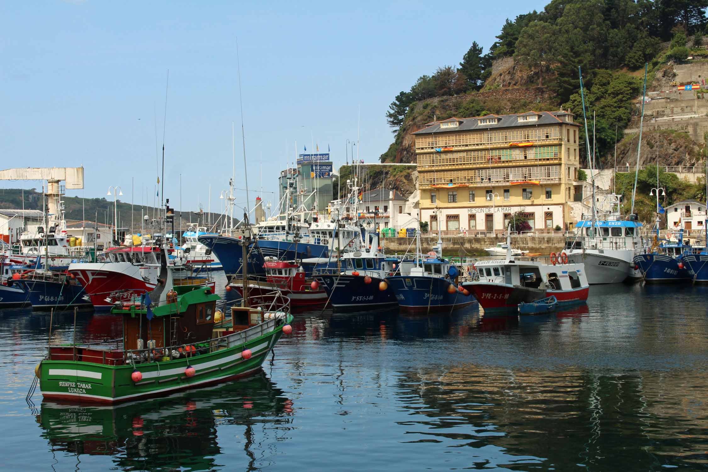 Luarca, port coloré