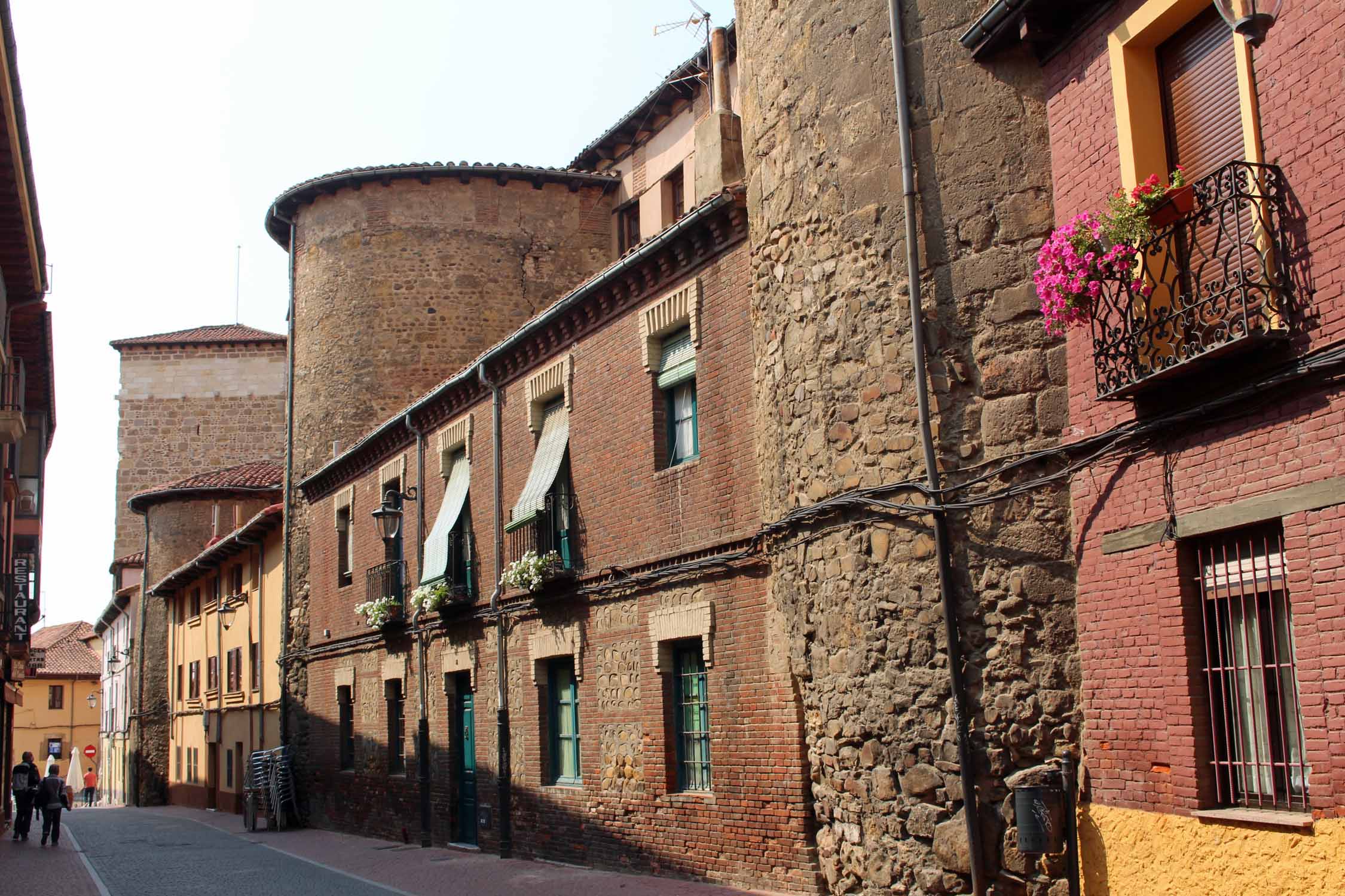 Léon, rue typique, remparts