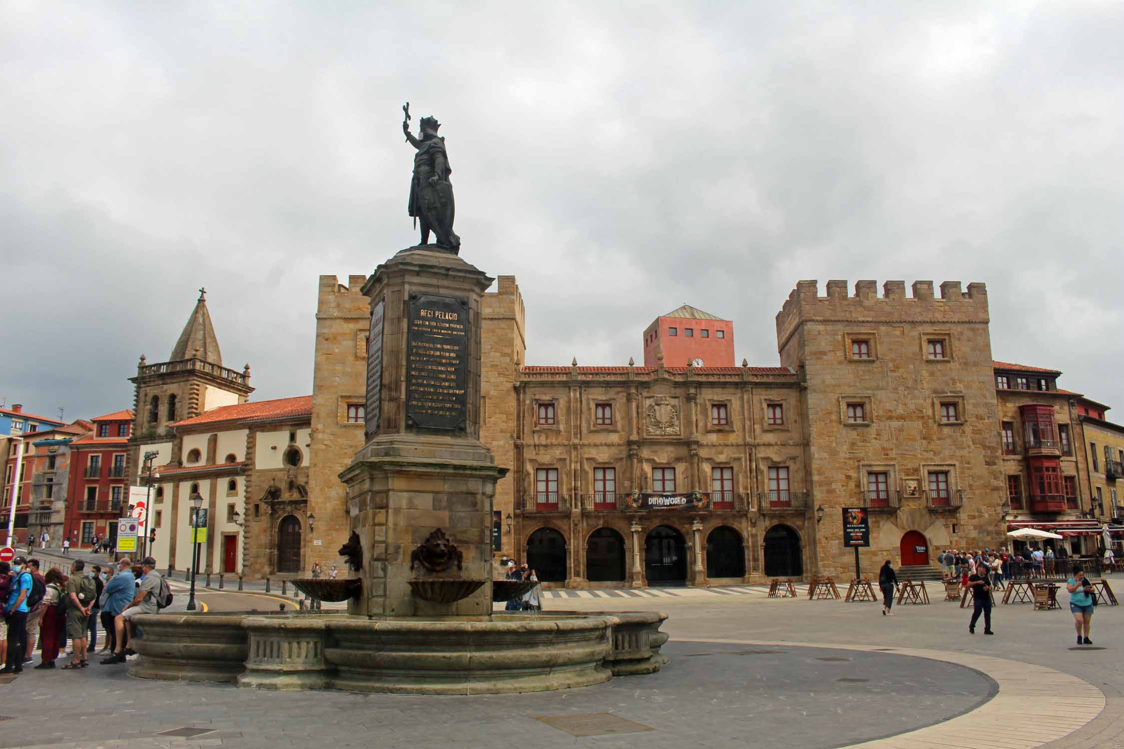 Gijòn, monument a Don Pelayo