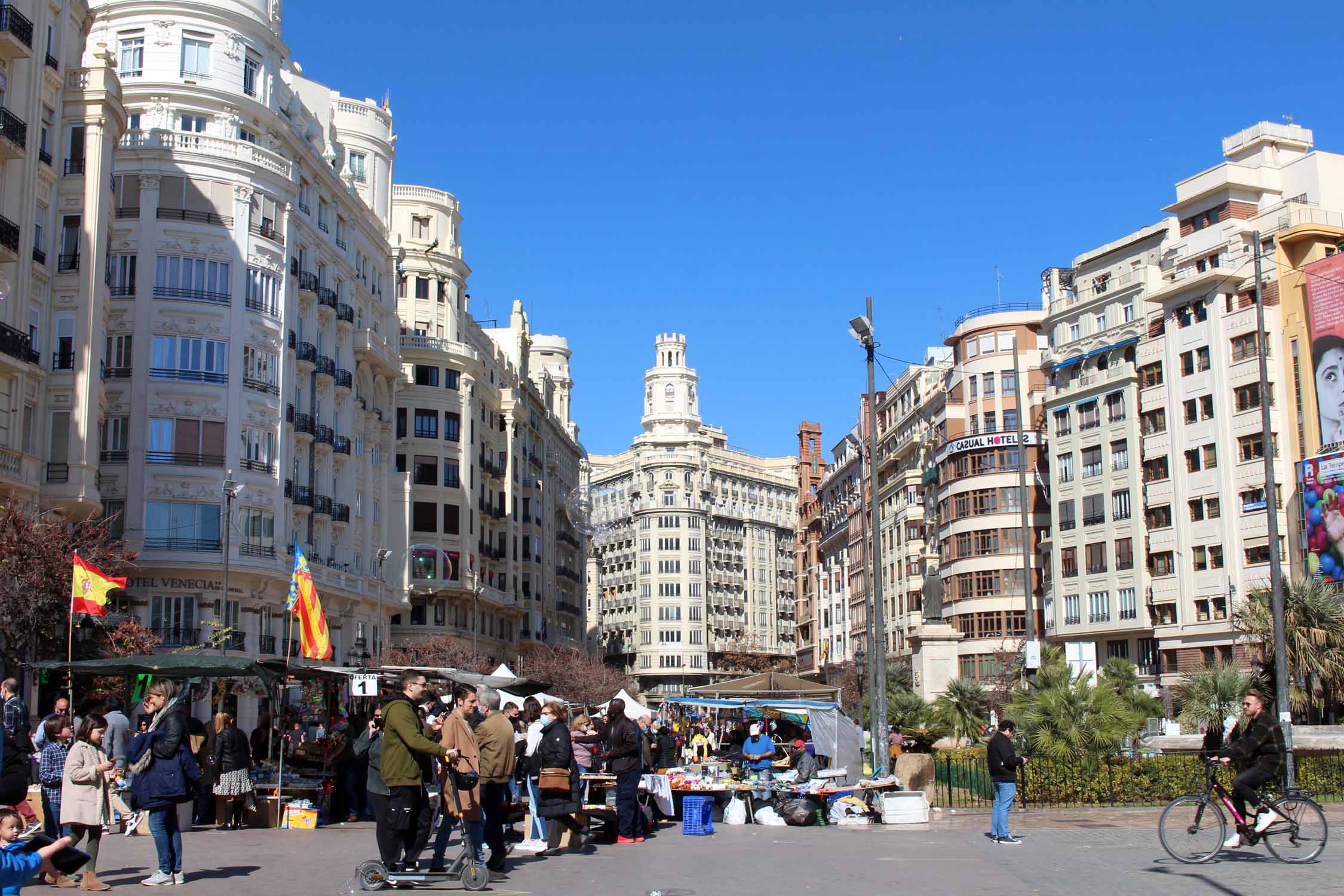 Valence, place de l'hôtel de ville, marché