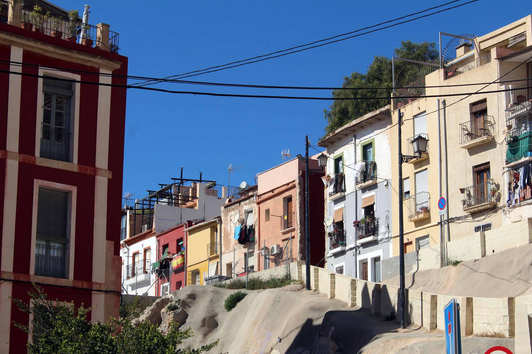 Alicante, quartier Santa Cruz, maisons colorées