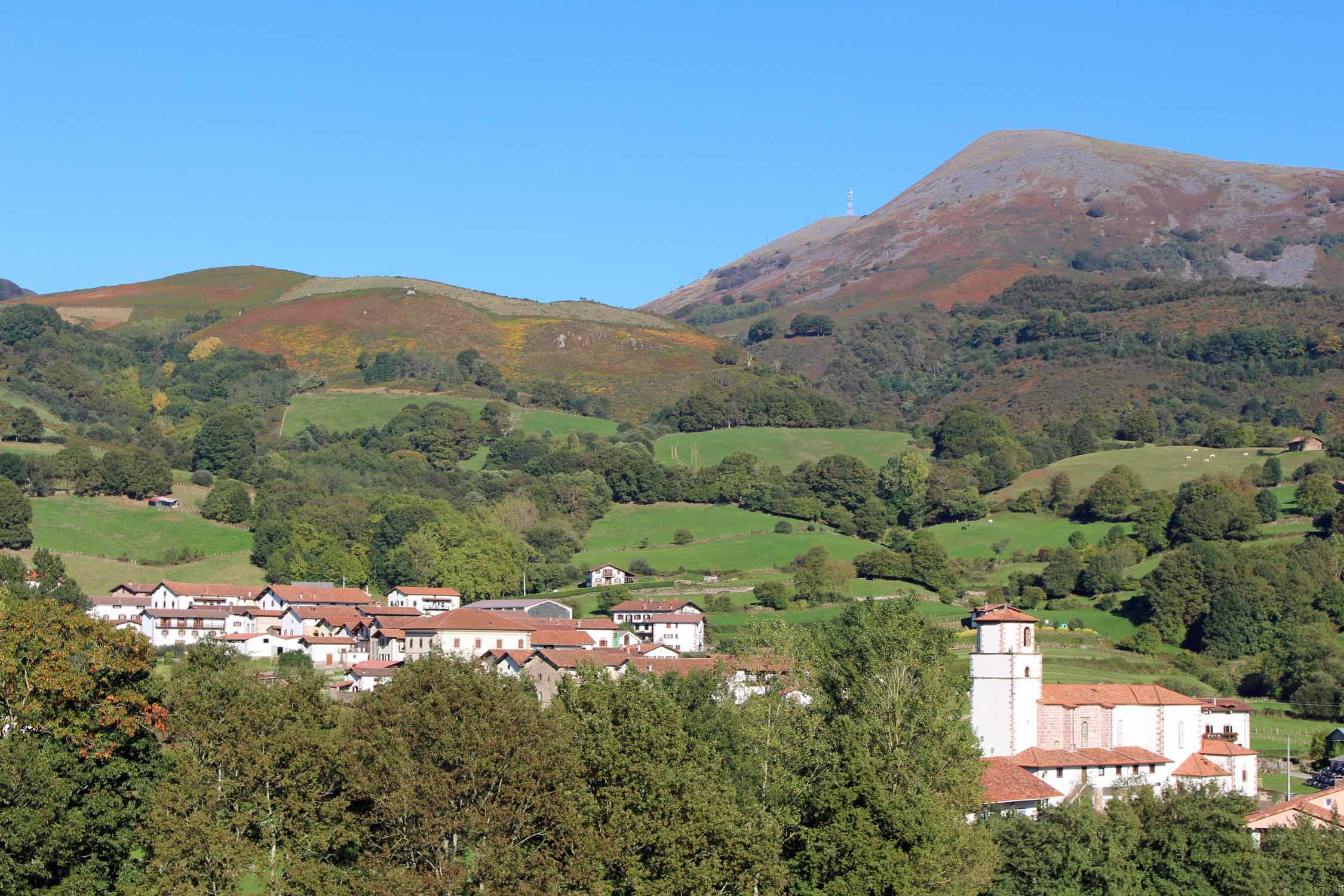 Pays Basque, paysage, village Maya