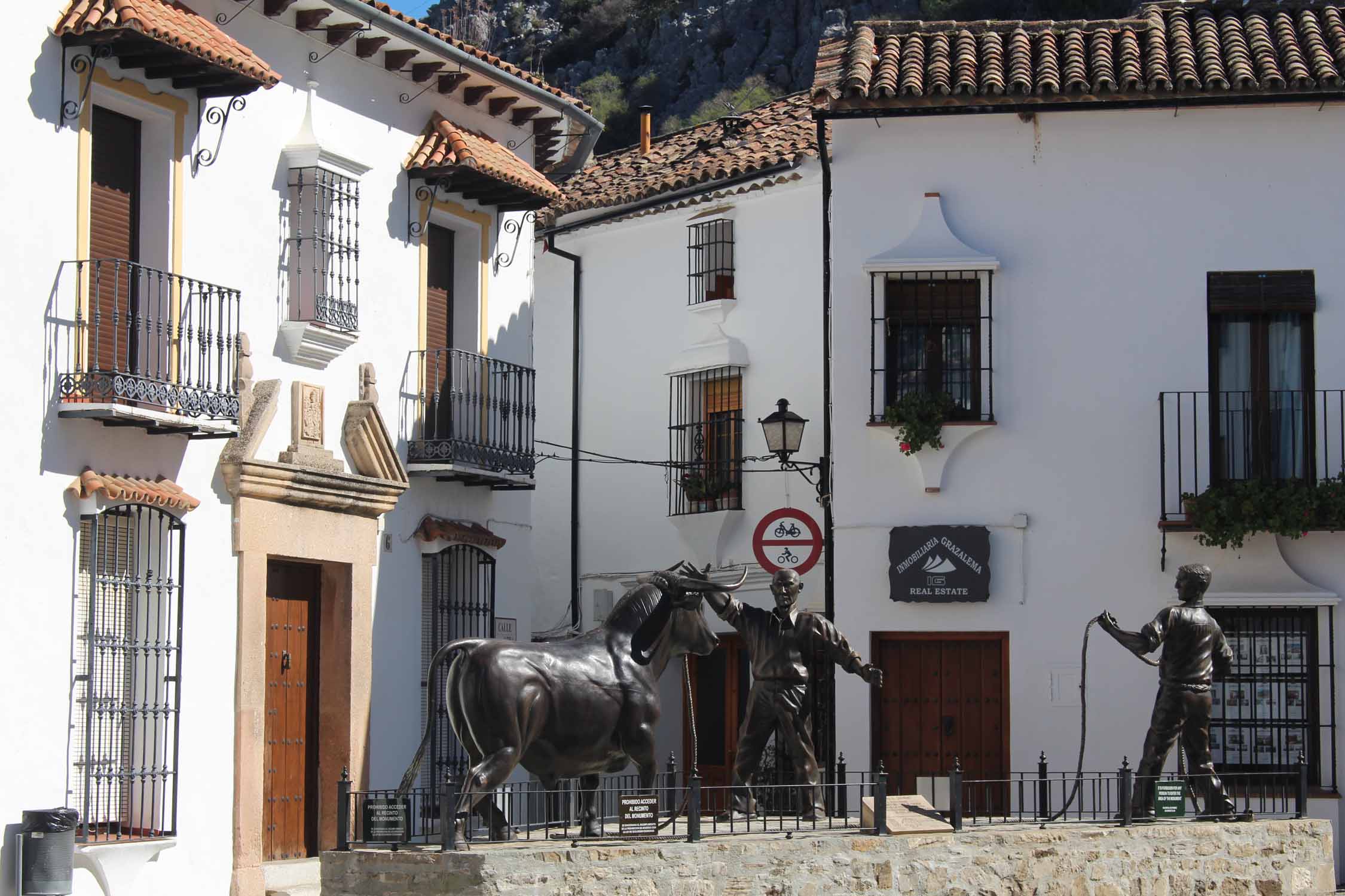 Grazalema, statue de toreros