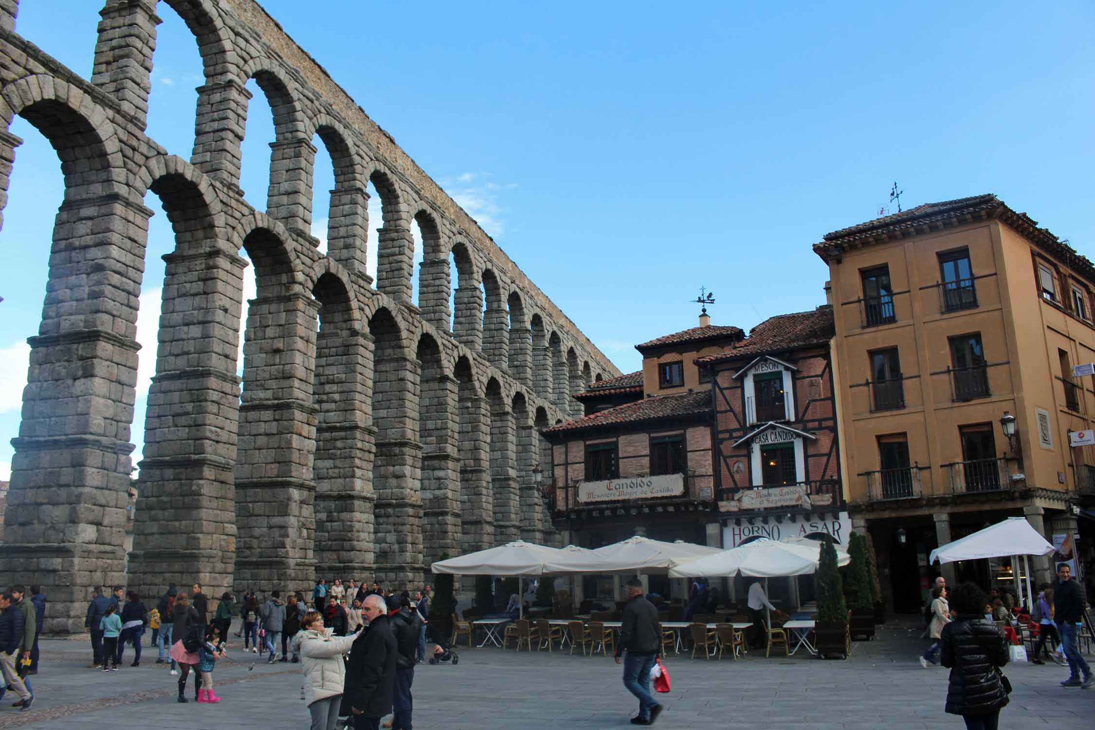 Ségovie, aqueduc, place de Azoguejo