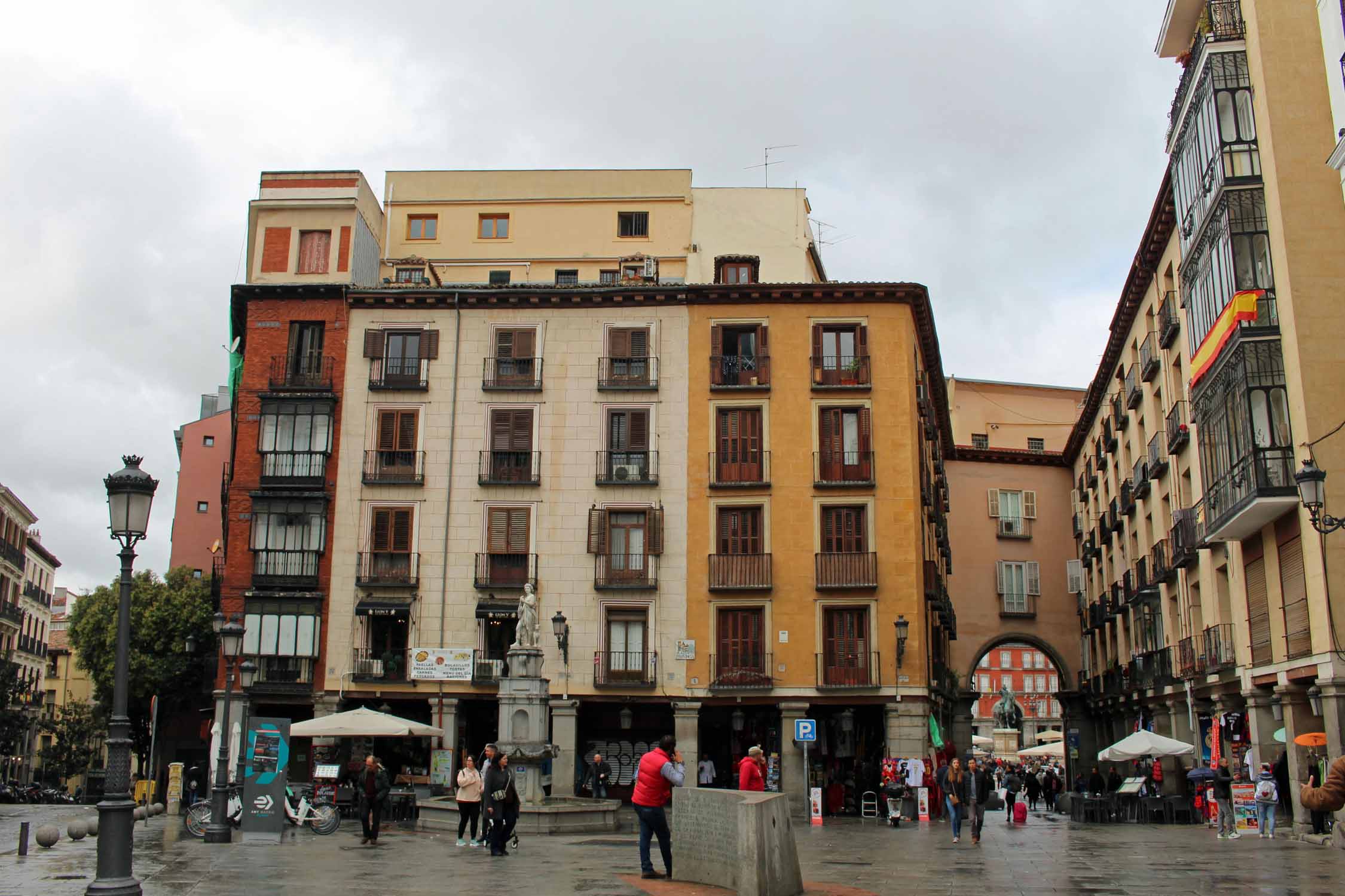 Madrid, place Santa Cruz