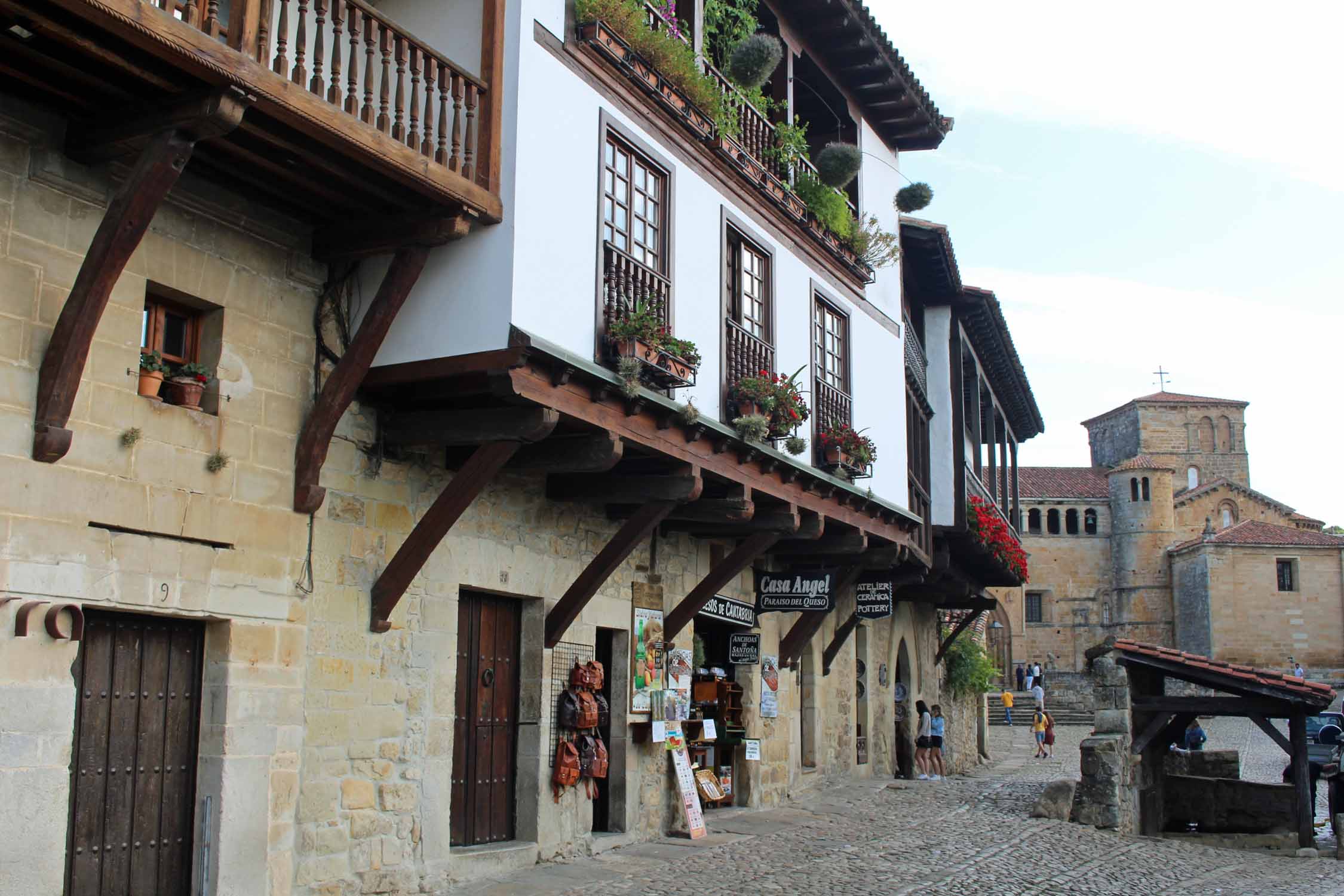 Santillana del Mar, maisons, balcons