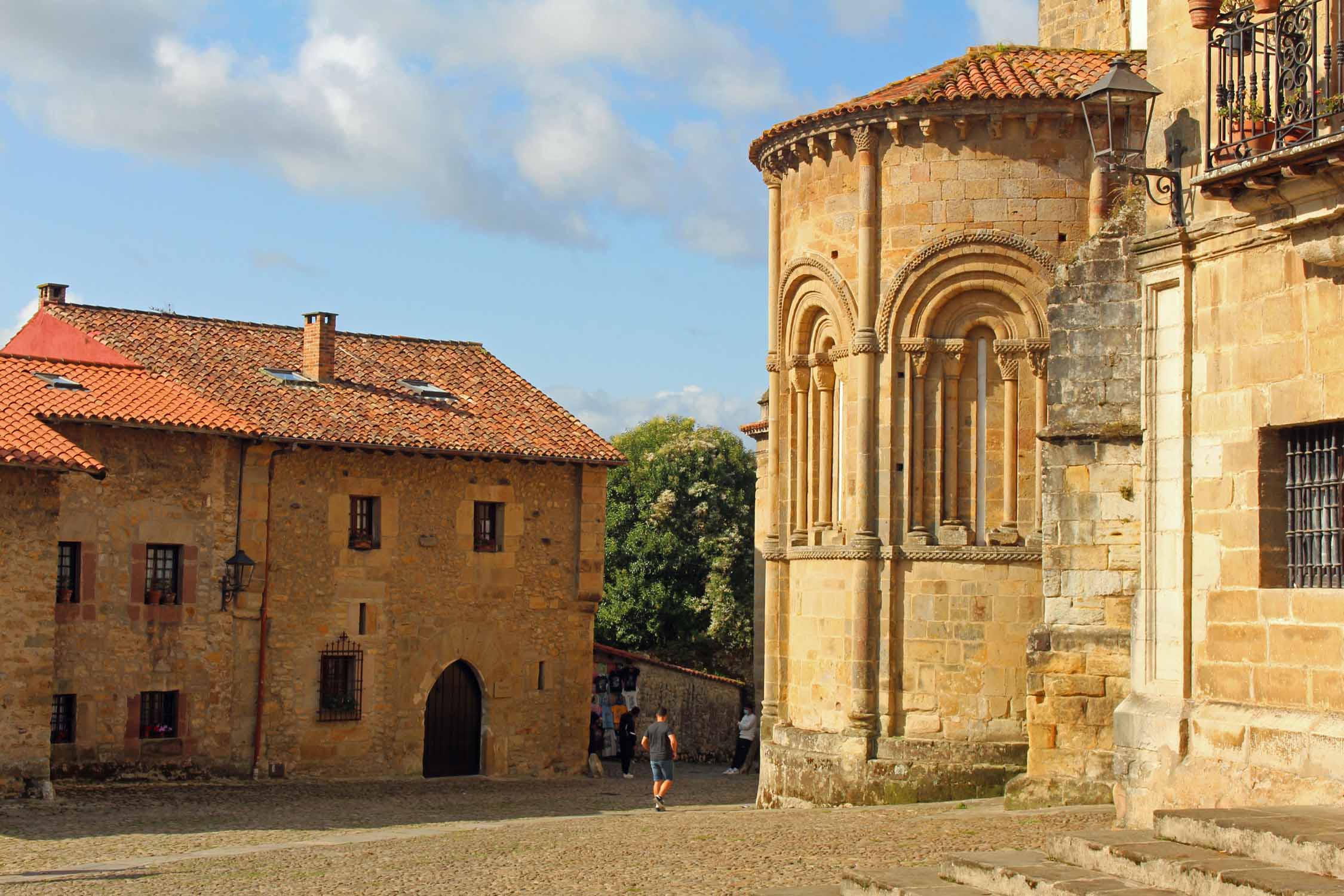 Santillana del Mar, maisons, collégiale