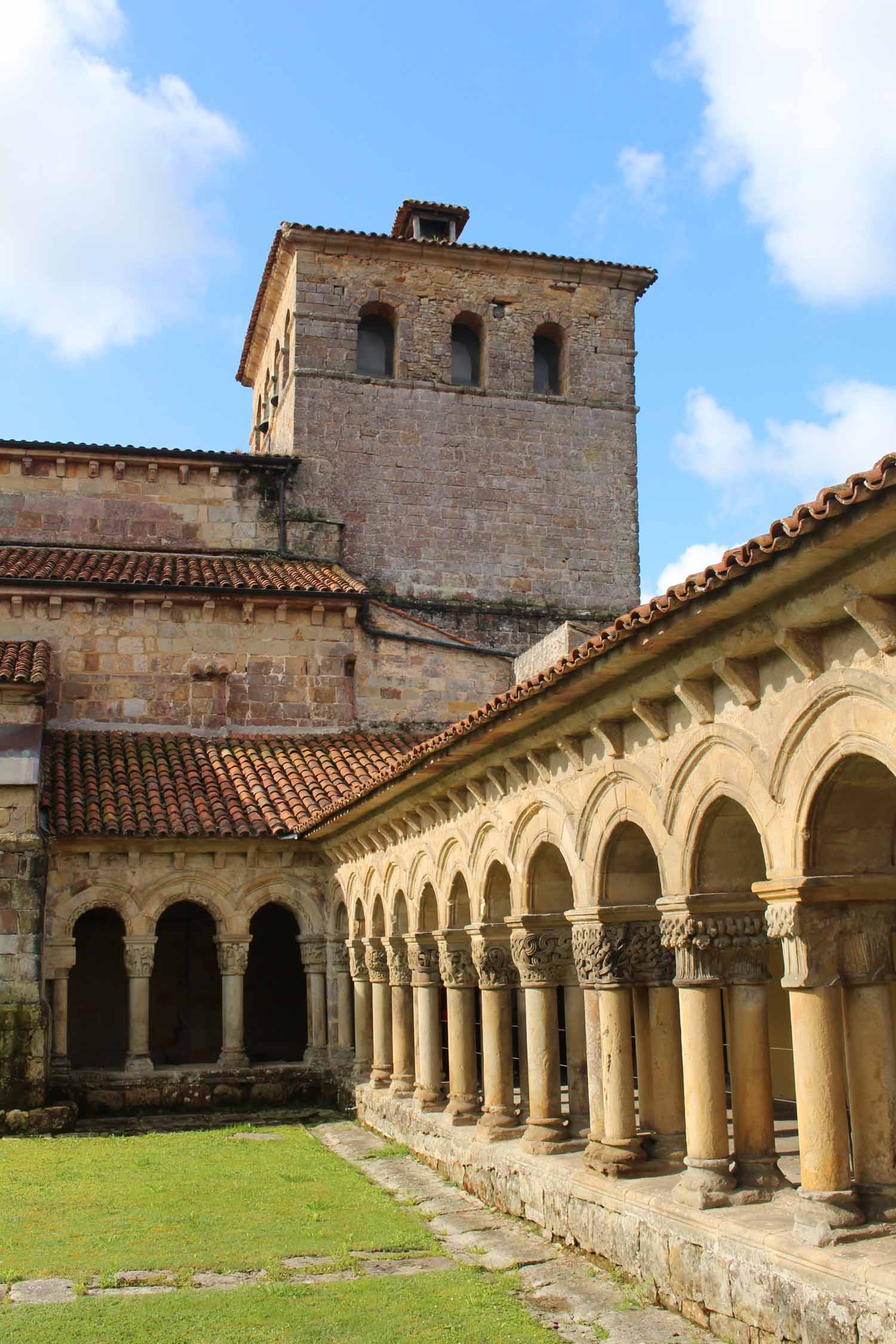 Santillana del Mar, collégiale Sainte-Julienne, cloître