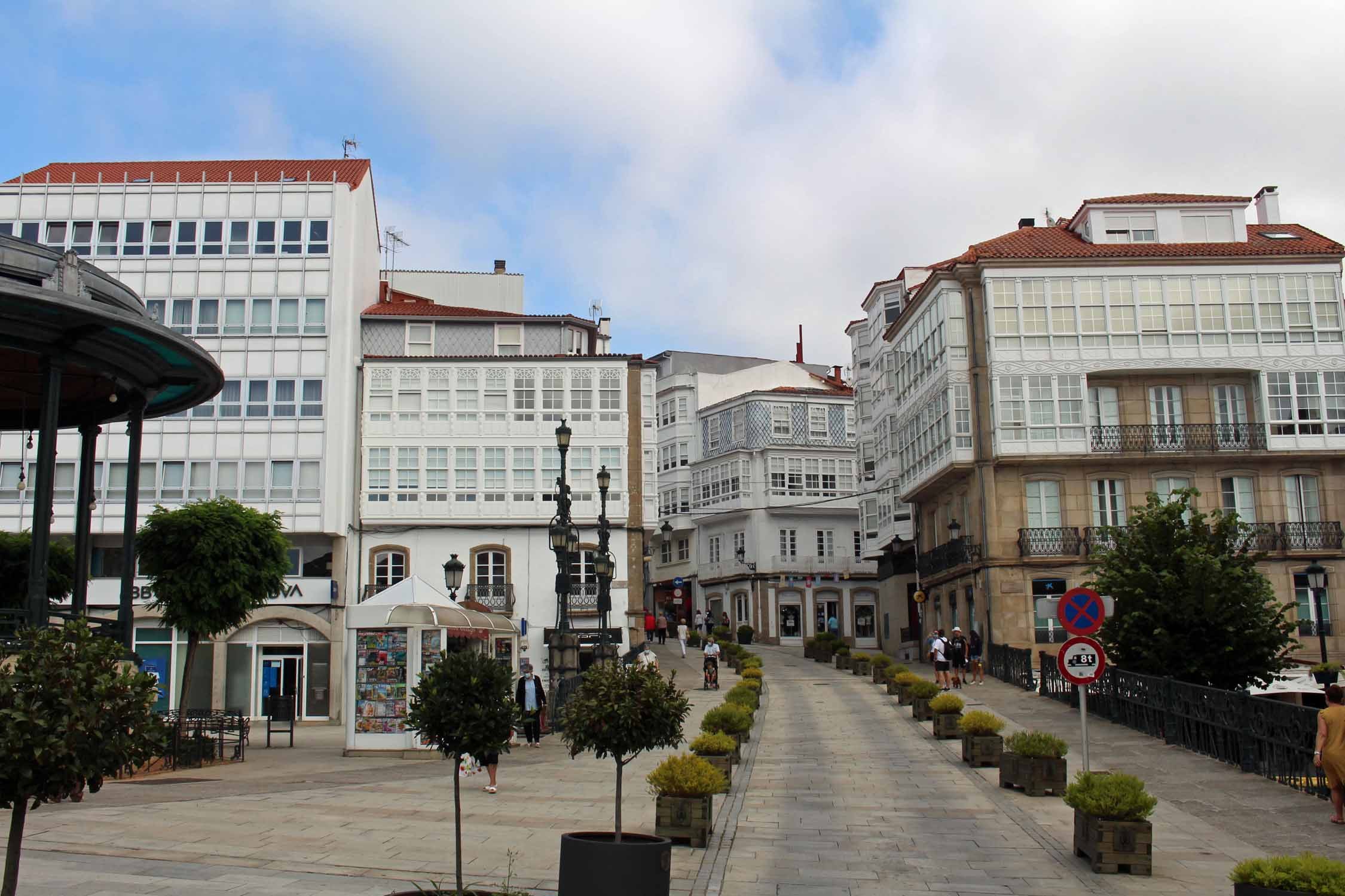 Betanzos, veranda, façades blanches