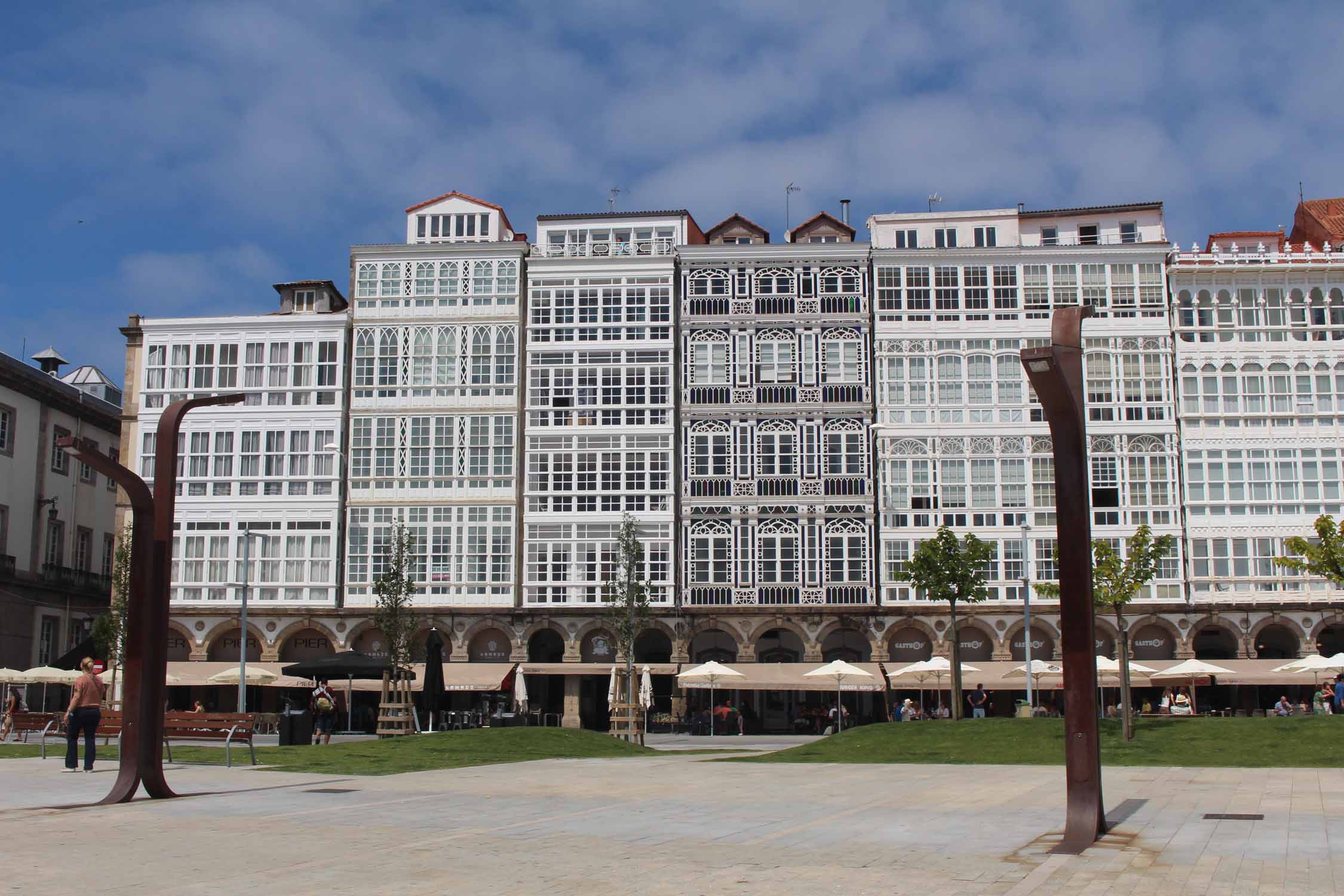 La Corogne, avenue Marina, verandas blanches