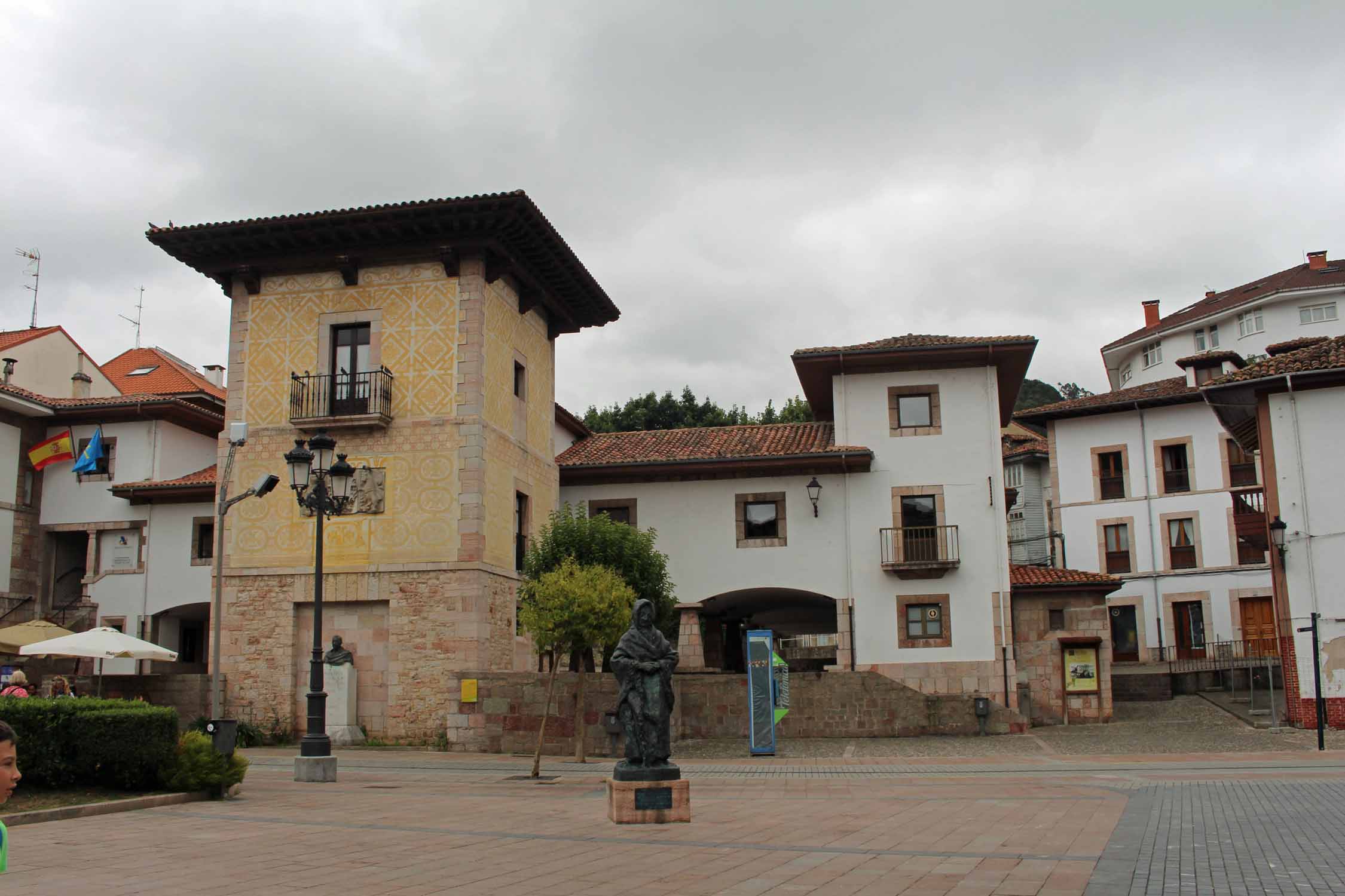 Cangas de Onis, statue don Pelayo