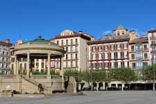 Pampelune, place des Castillo, kiosque