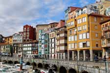 Bermeo, port, fa&ccedil;ades color&eacute;es