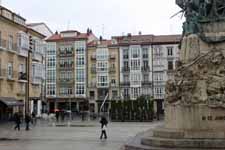 Vitoria-Gasteiz, place Virgen Blanca, galeries vitr&eacute;es