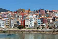 A Guarda, Galice, maisons color&eacute;es