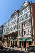 La Corogne, rue Pa&ntilde;aderas, verandas blanches