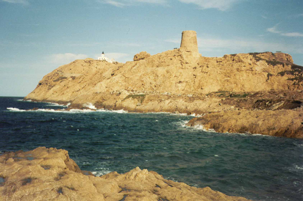 Corse, une Tour génoise typique