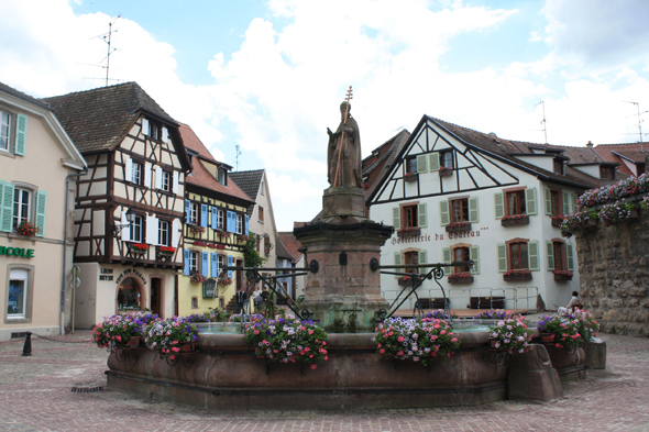 Eguisheim, Place du château, statue