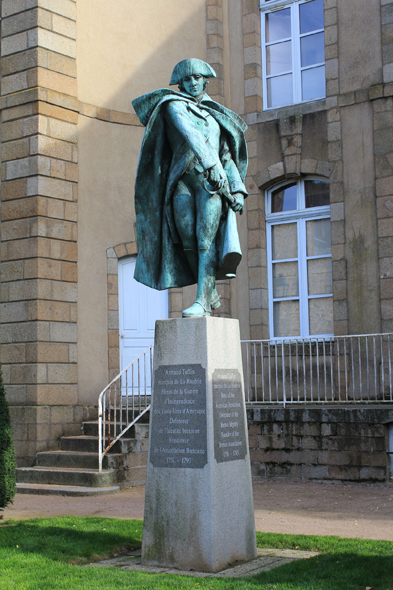 Fougères, statue Armand Charles