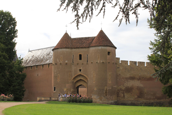 Ainay-le-Vieil, château