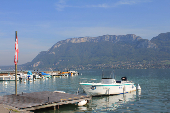 Un bateau sur le lac d'Annecy à Sévrier