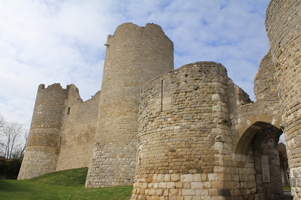 Yevre-le-Châtel, château