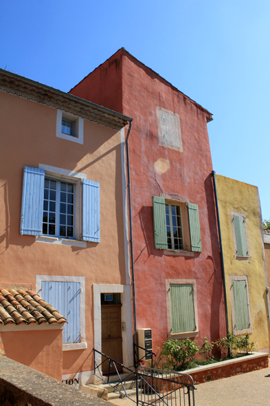 Roussillon, maisons colorées