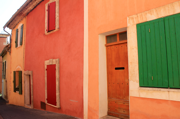 Roussillon, façade, couleur