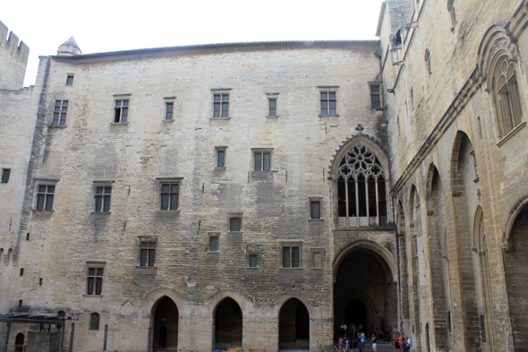 Avignon, Palais des Papes, cour