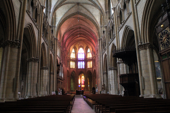 Nevers, cathédrale Saint-Cyr-et-Sainte-Julitte, nef