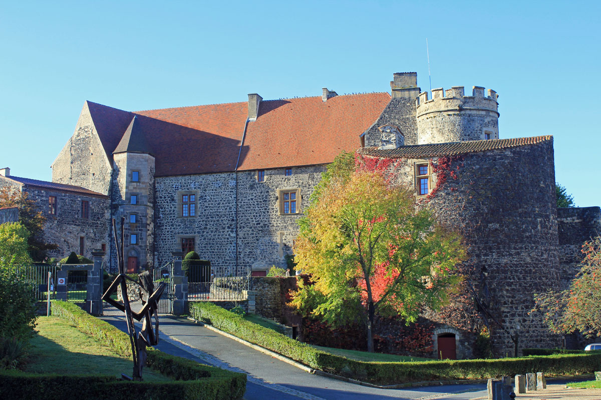 Saint-Saturnin, Auvergne, château