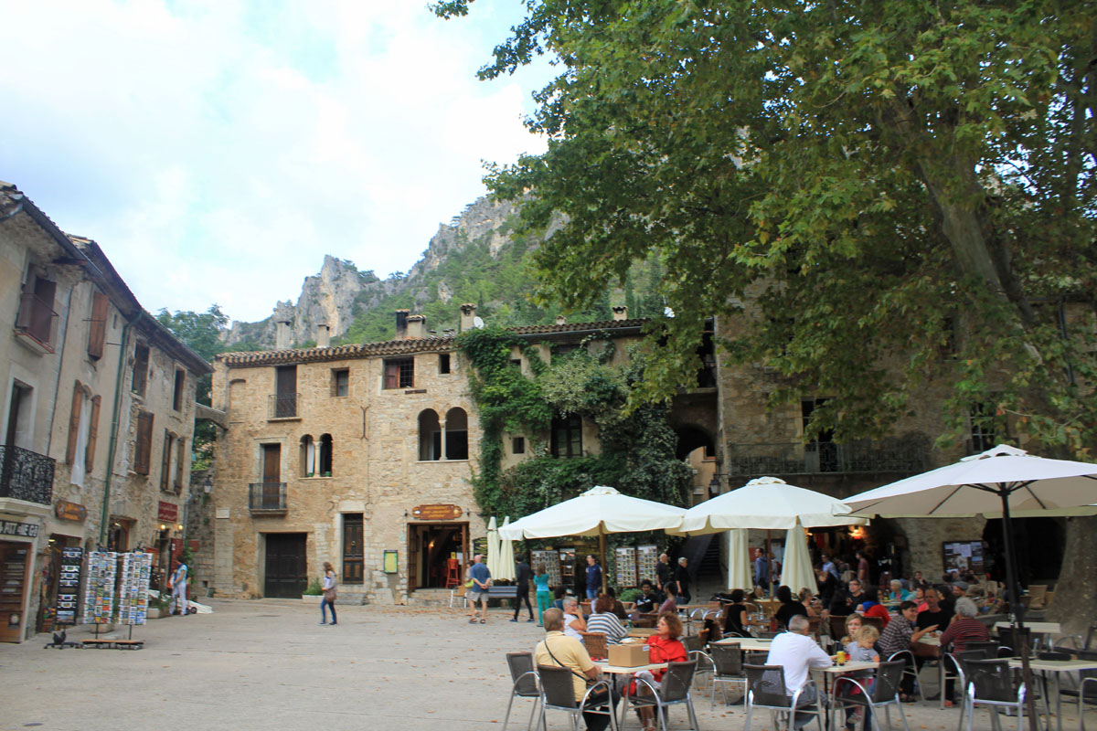 Saint-Guilhem-le-Désert, place de la Liberté