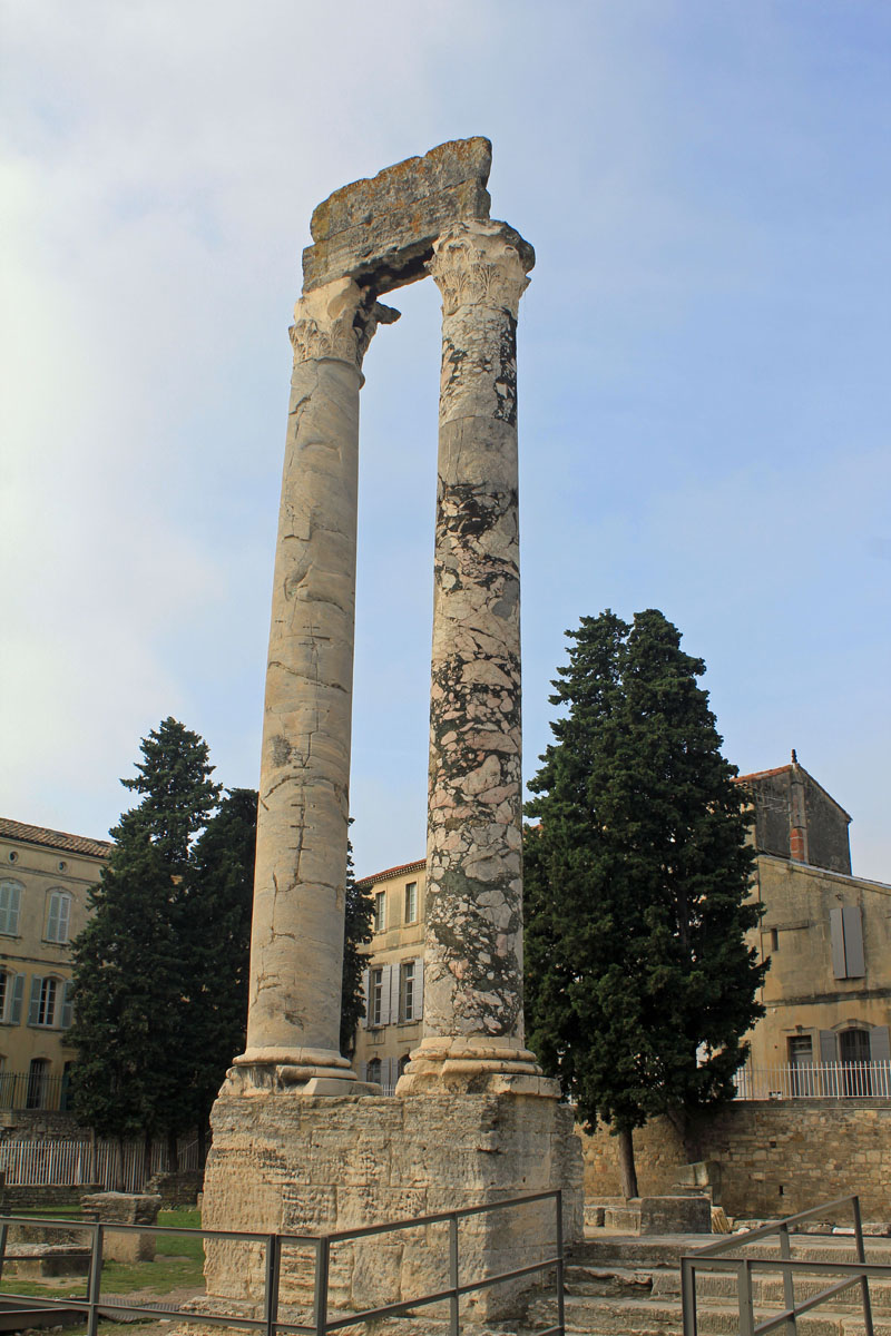 Arles, théâtre antique, colonne