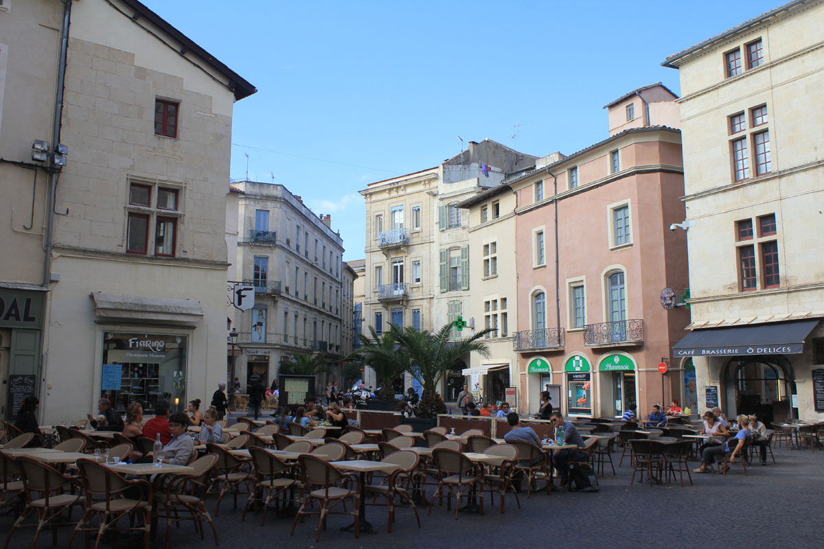 Nîmes, place, cathédrale