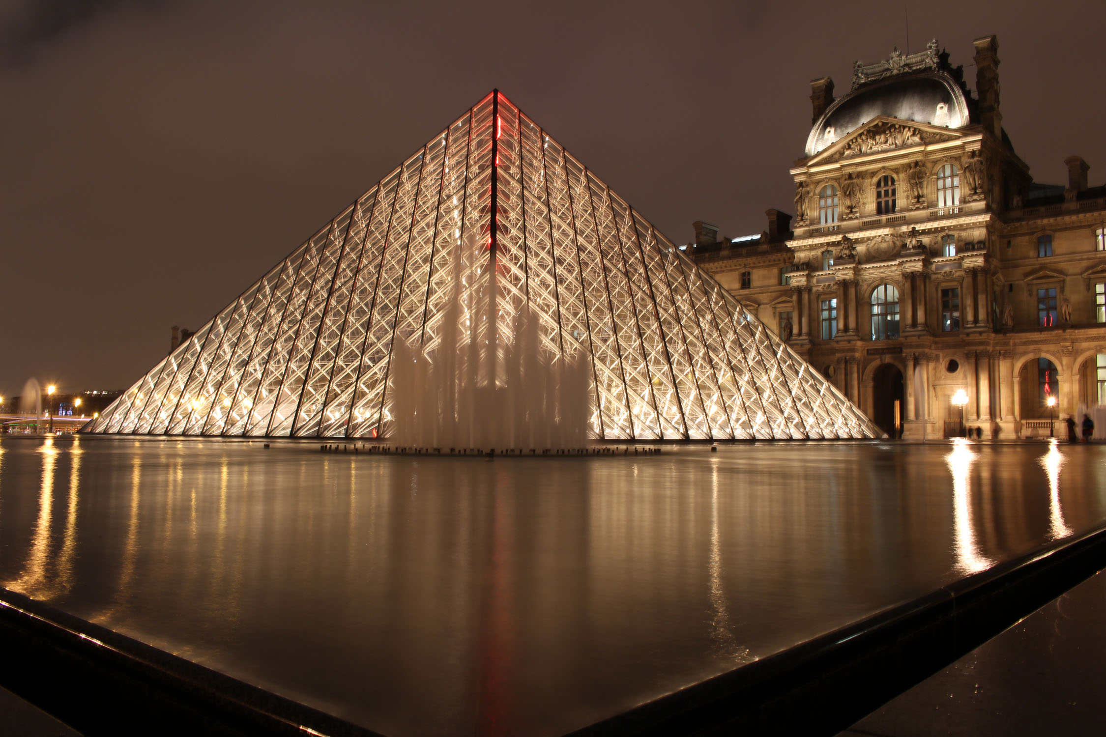 Pyramide du Louvre, nuit