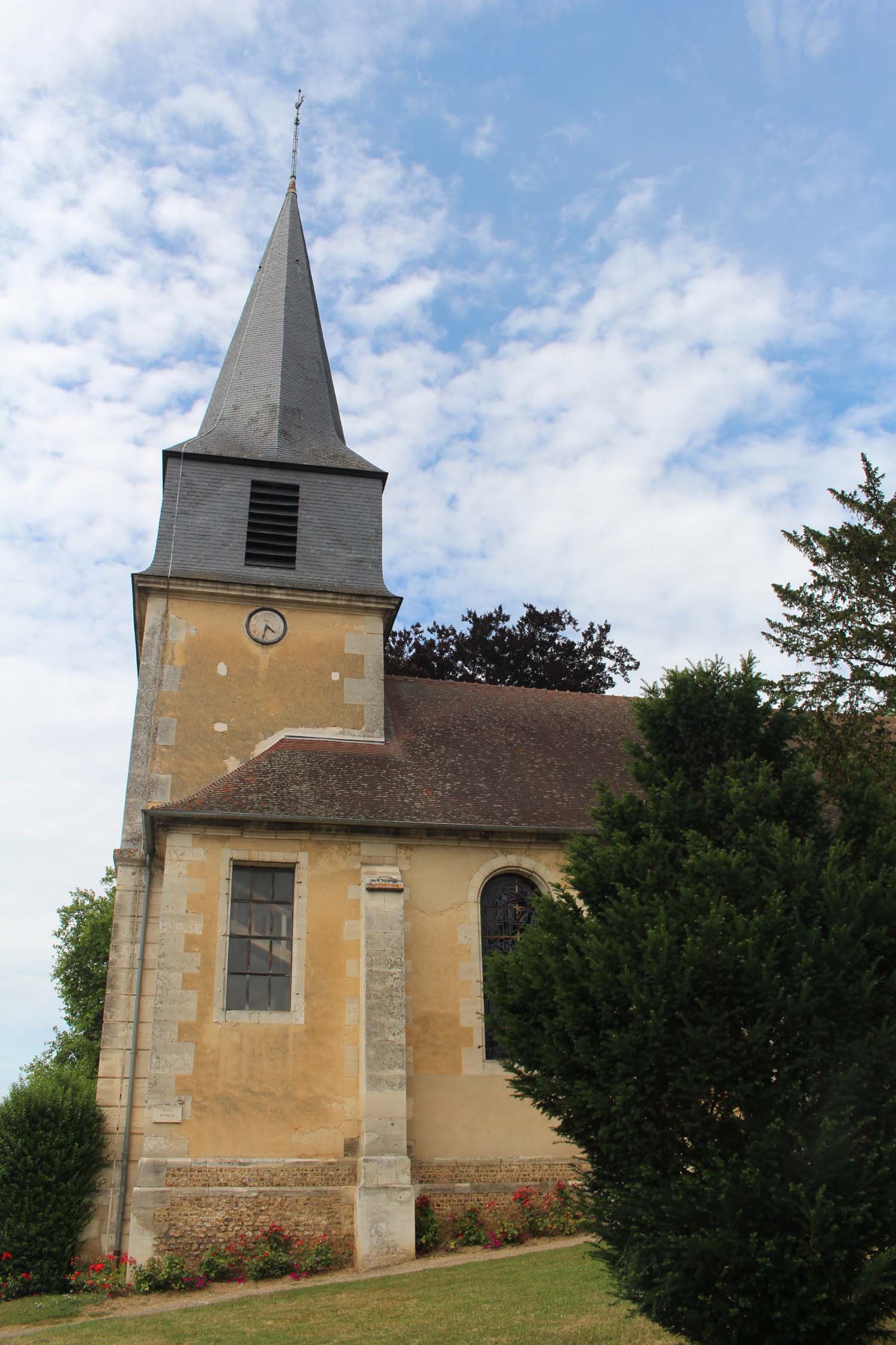 L'église paroissiale Saint-André du Bec-Hellouin
