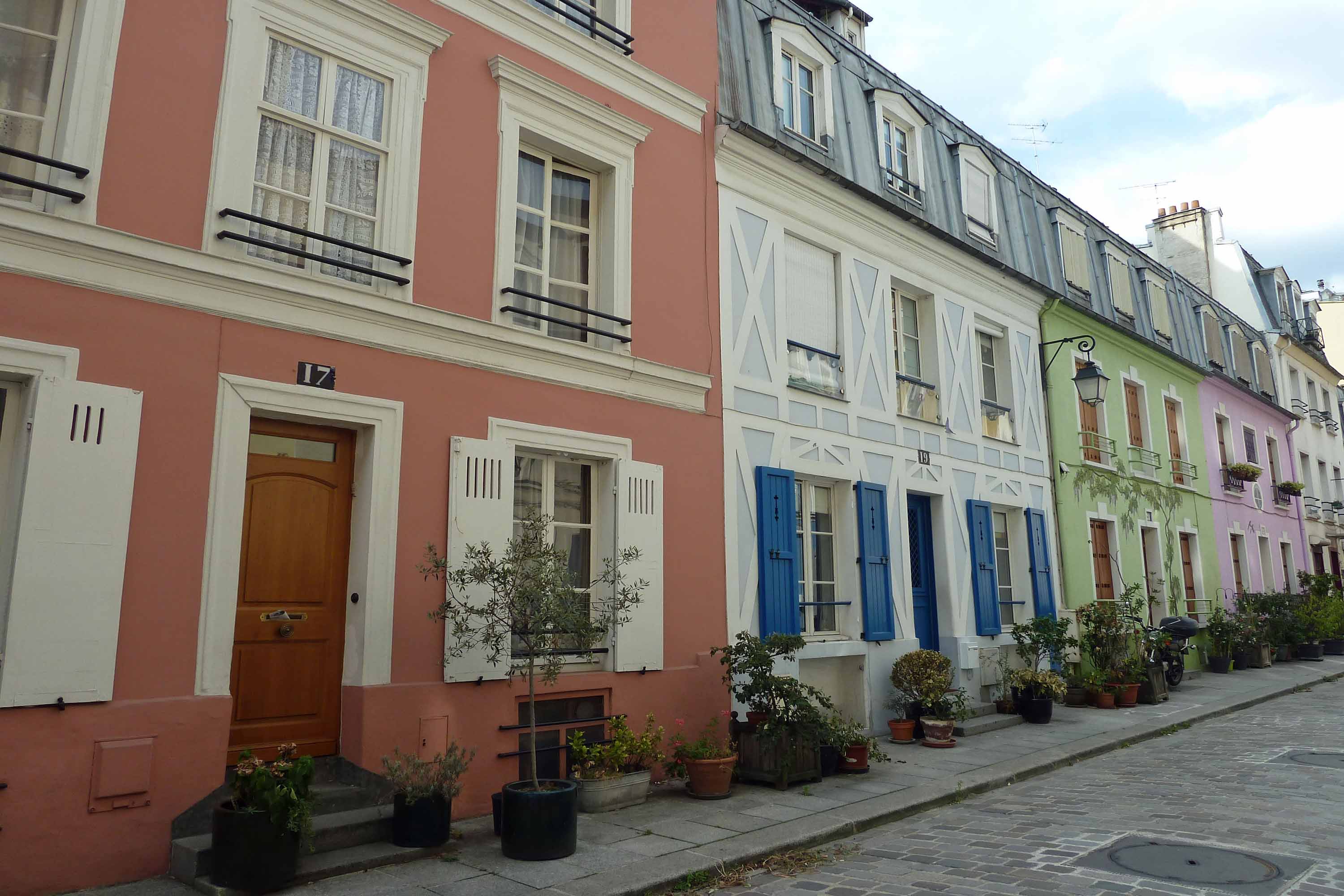 Paris, rue Crémieux, maisons colorées