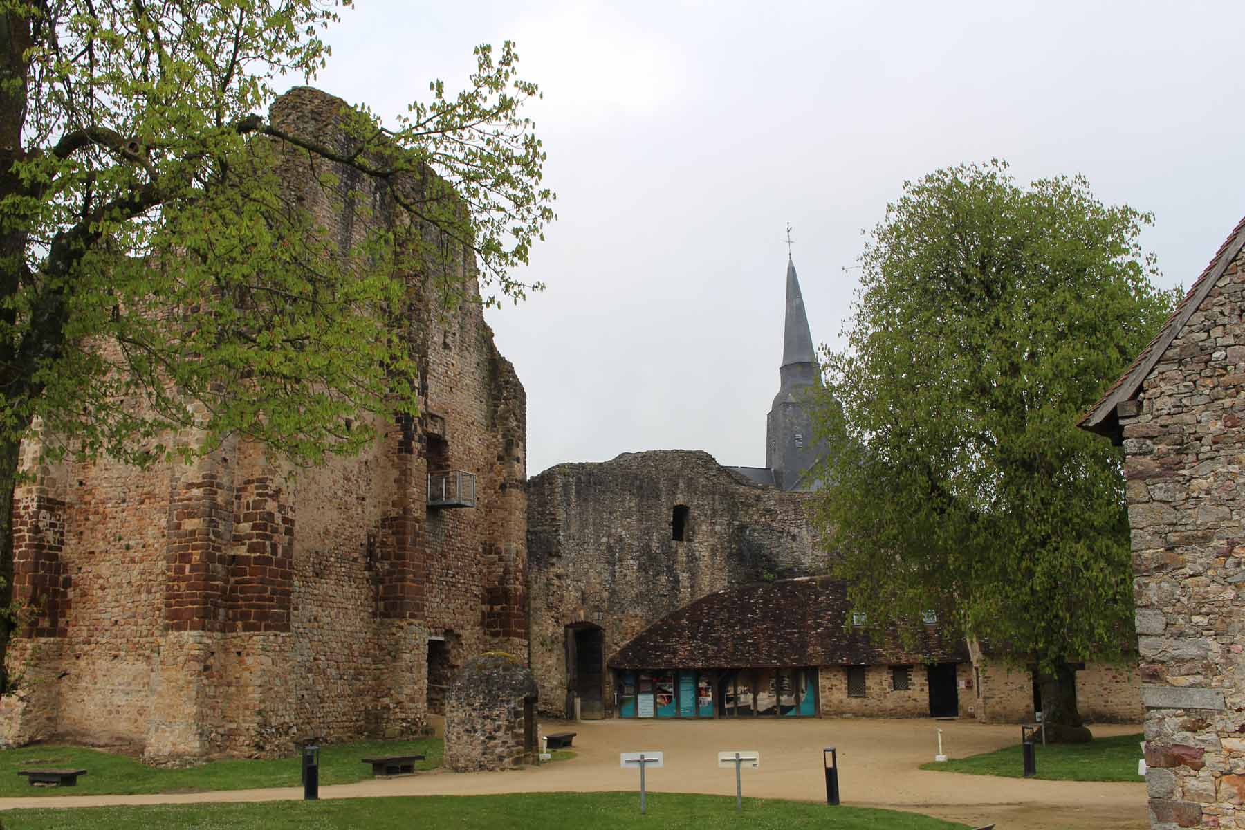 Village de Sainte-Suzanne, église